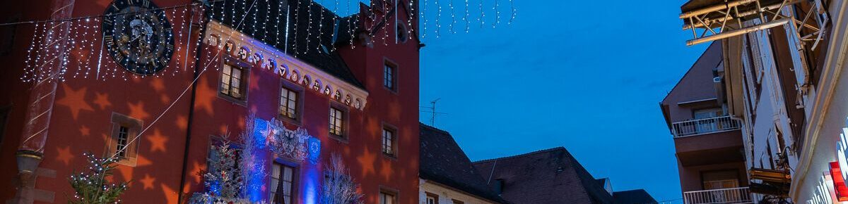 Marché de Noël de Haguenau - A beautiful market in northern Alsace 1 A street decorated for the Haguenau Christmas market, lit up in the evening