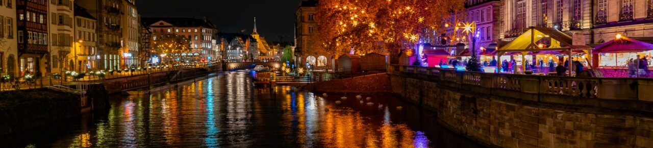 Strasbourg Christmas Market - My complete guide (+ date 2025) 1 lumieres-noel-quais-strasbourg