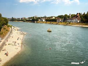 L'été à Bâle: baigneurs dans le Rhin et sur les rives