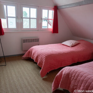 room-simple-beds-volets-bleus