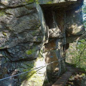 path-rocks-passage-and-right