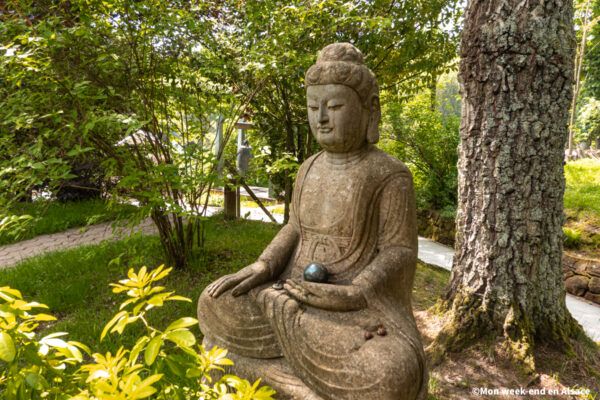 statue-garden-temple-zen